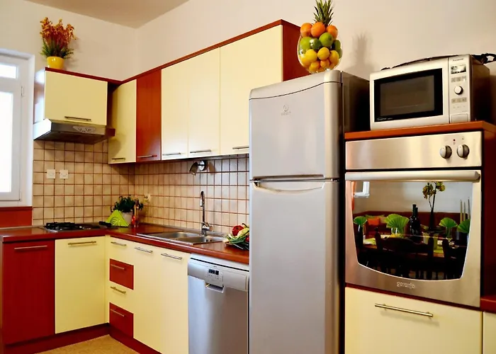 Lina - Five Bedroom With Terrace And Sea View Brsecine
